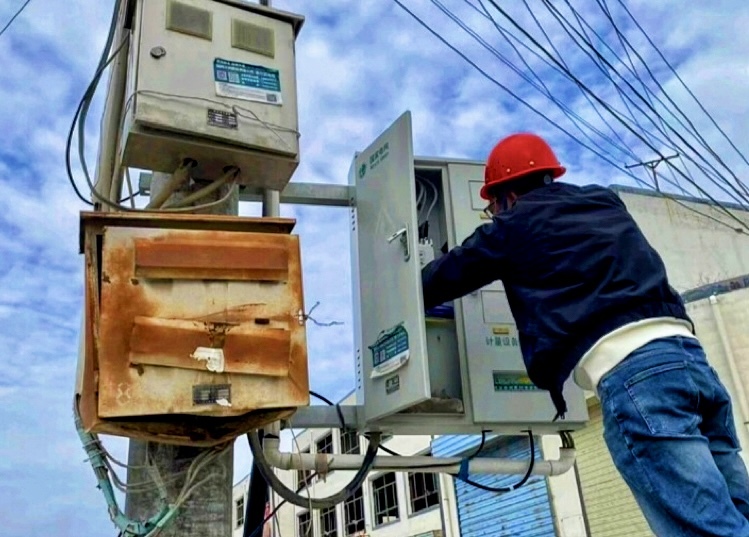 维修人员进行故障排查与部件更换