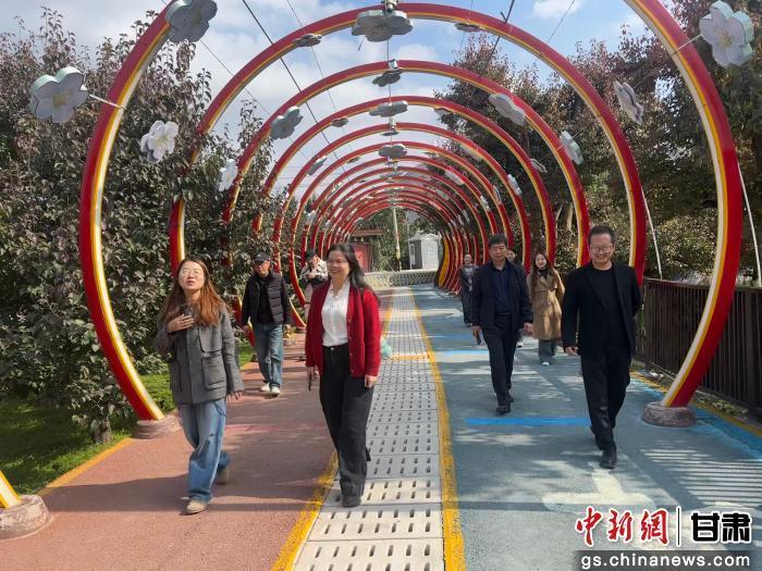 10月22日，来自加拿大、爱尔兰、德国、韩国等国家和地区的海外华文媒体融合采访团走进兰州市皋兰县什川镇上车村陶园街。刘潇　摄