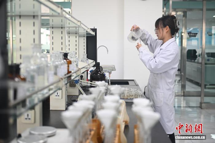 图为工作人员进行产品实验　中新社记者　李亚龙　摄