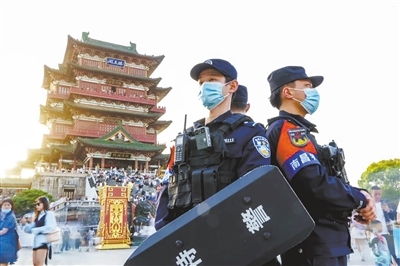 特警在滕王阁景区值勤