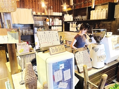“白丁”咖啡店内,晏女士正在为客人制作咖啡