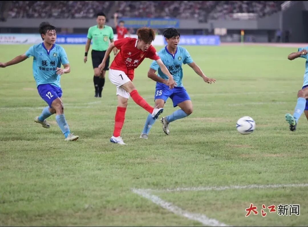 8月10日,赣州队7号侯绍伟在禁区内面对三人包夹,巧妙晃开角度劲射得手。廖云萍 摄