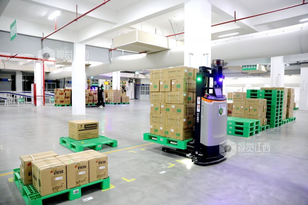 AGV工业机器人正在传输作业(江国军钟慧宋靖辉 摄)