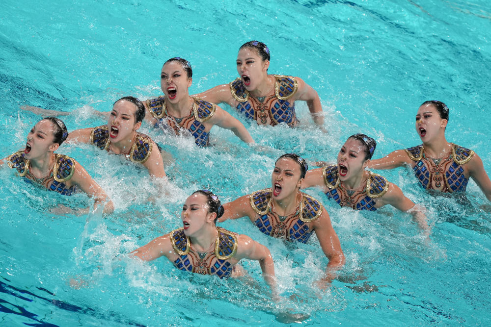6月15日,中国队在2025年花样游泳世界杯总决赛集体技巧自选决赛中。新华社记者 邹竞一 摄