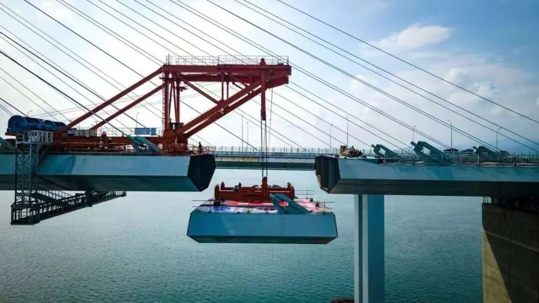 象山港跨海大桥北侧最后一块“拼图”落位。