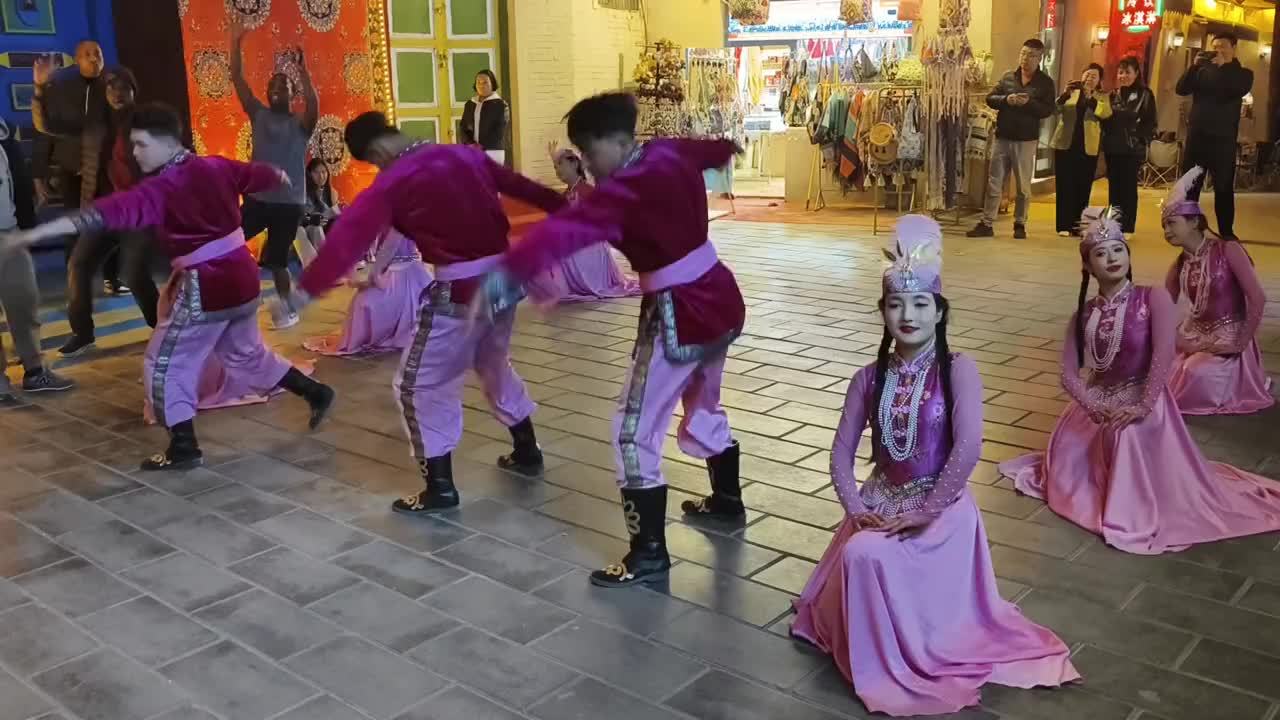 南疆美女翩翩起舞，一群非洲舞者“乱入”！龟兹小巷气氛突变