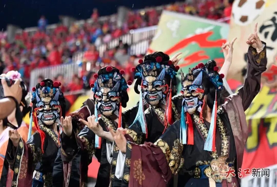 8月30日,赣超联赛第八轮,南昌队坐镇主场迎战鹰潭队。现场的非遗演员。大江新闻 全媒体记者王祺 摄