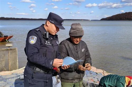 民警开展边境法规宣传 (2).jpg