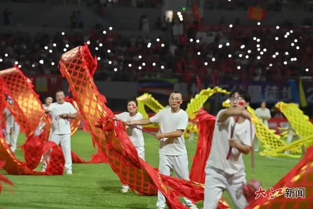 10月4日,赣超半决赛。赣州市聋人协会成员与助残志愿者表演翻腾的龙舞。 江西日报全媒体记者杨继红 摄