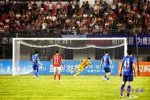 8月16日晚,上饶队球员杨帆(左一)主罚点球,打入本场比赛制胜一球。江西日报全媒体记者徐铮 摄