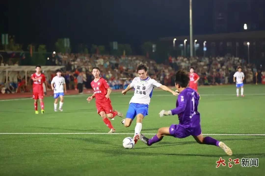 10月12日晚,抚州队与宜春队展开赣超半决赛第二回合较量。在点球大战中,宜春队以3:0战胜抚州队,成功晋级决赛。江西日报全媒体记者吴福清 摄