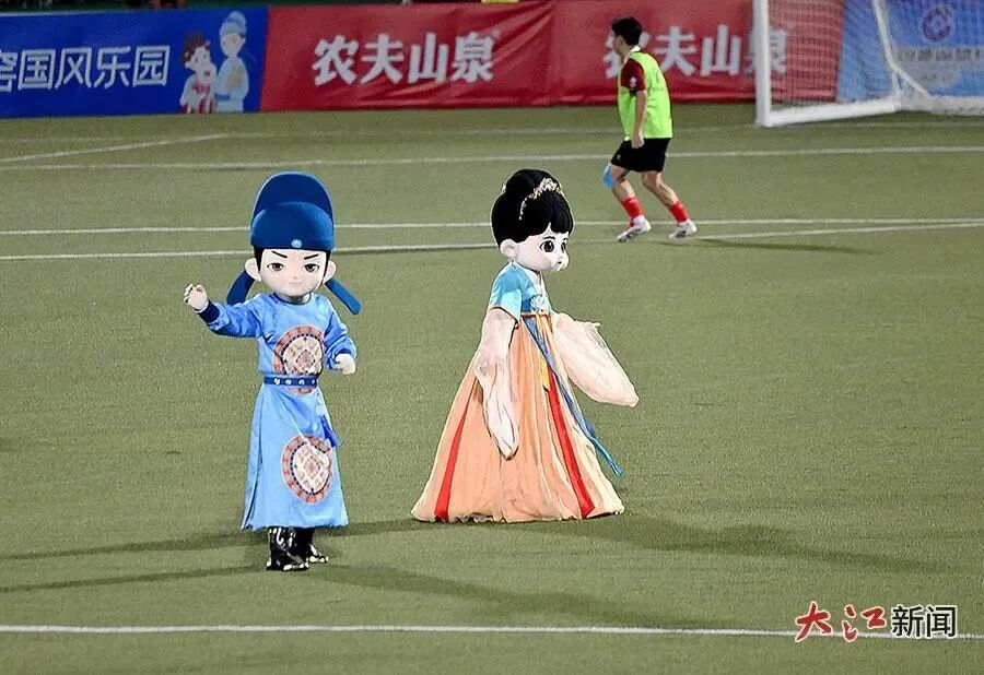 卡通王勃穿越到了赣超赛场。视觉江西 段长征 摄