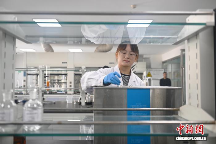 图为工作人员进行产品实验　中新社记者　李亚龙　摄