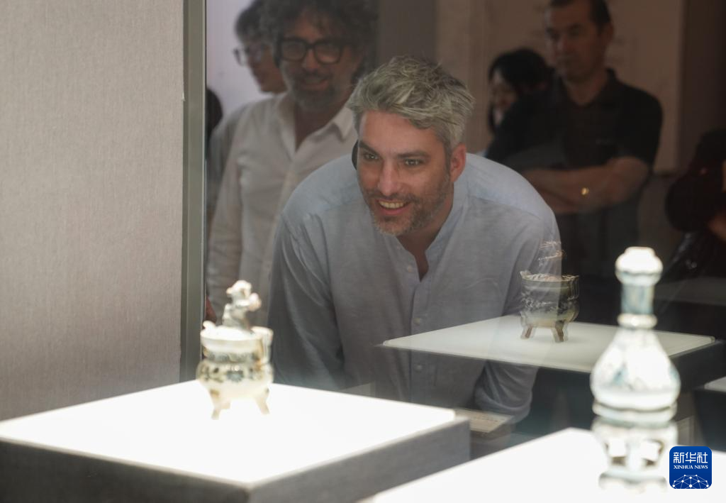 10月18日,嘉宾在景德镇中国陶瓷博物馆参观。新华社记者周密 摄