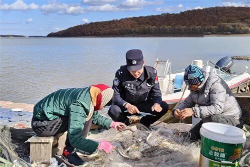 民警开展边境法规宣传 (1).jpg
