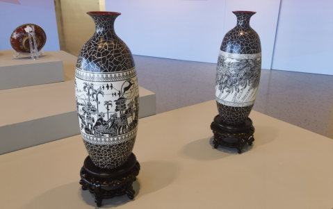 椰雕花瓶《黎寨风情&middot;椰风海韵》。海南省妇联供图