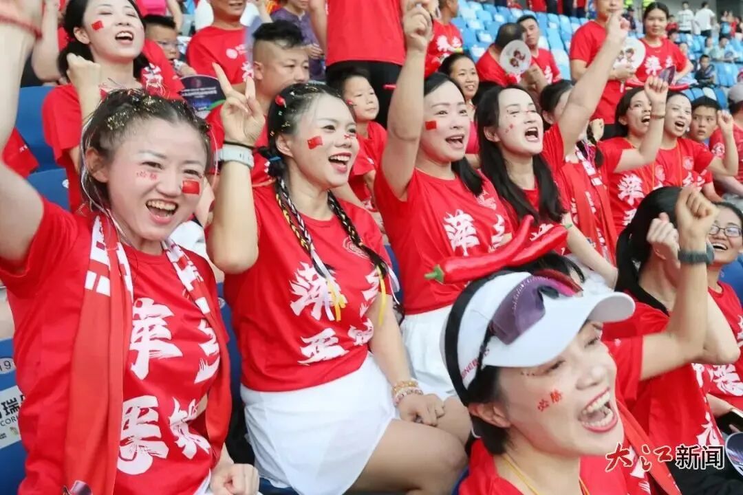 萍乡球迷自发组织了常设的女球迷队伍——“辣妹风暴”。这支着装统一,佩戴辣椒饰品的小队成为赣超看台上最靓丽的风景线。 奉启军 摄