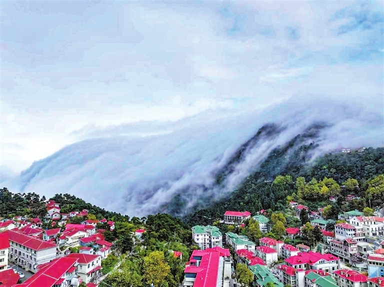 冷空气过境 庐山云瀑磅礴而来（图）