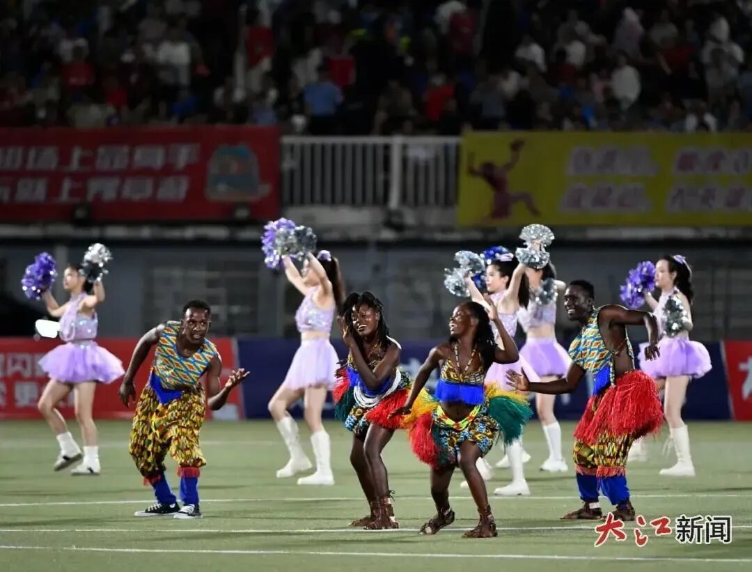 7月20日晚,南昌八一体育场,赣超第二轮,南昌队坐镇主场迎战九江队。现场的表演。 大江新闻 全媒体记者王祺 摄