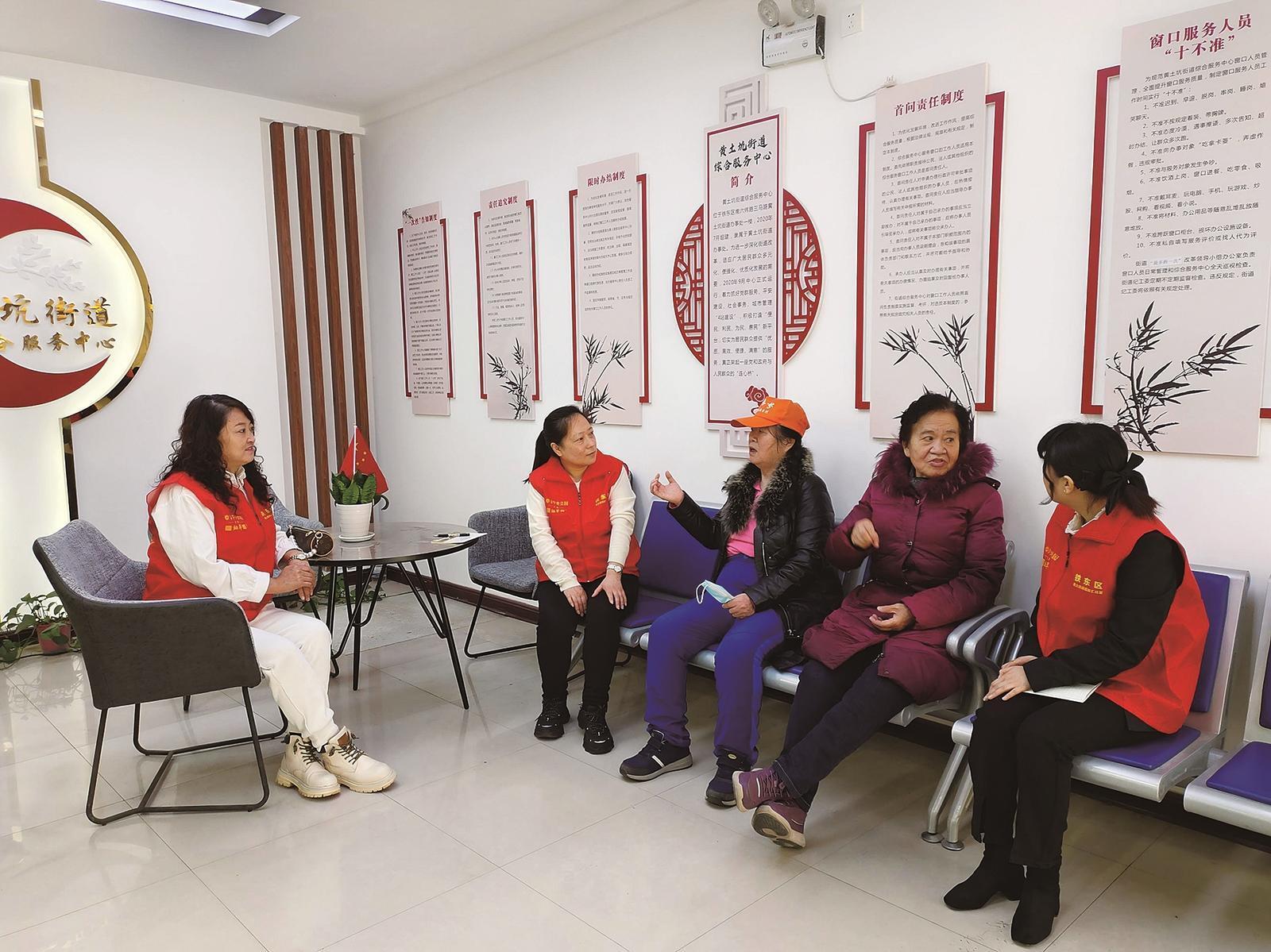黄土坑街道办事处开展网格治理为民服务,接待居民来访。