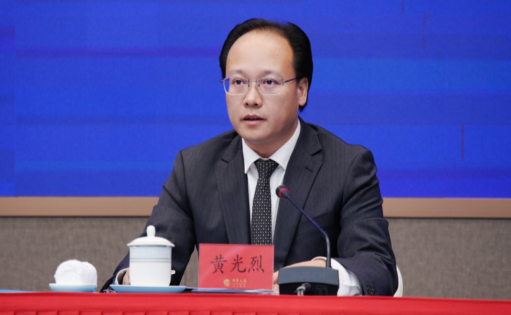 图:广州市政府副秘书长黄光烈发言