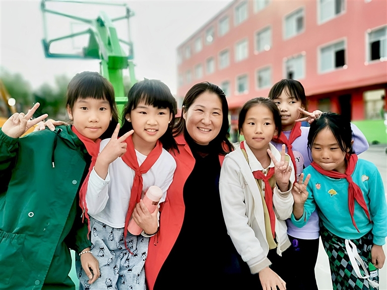 中国好人越玉环(中)和留守儿童在一起。