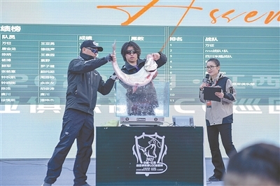 选手展示钓获的大鱼