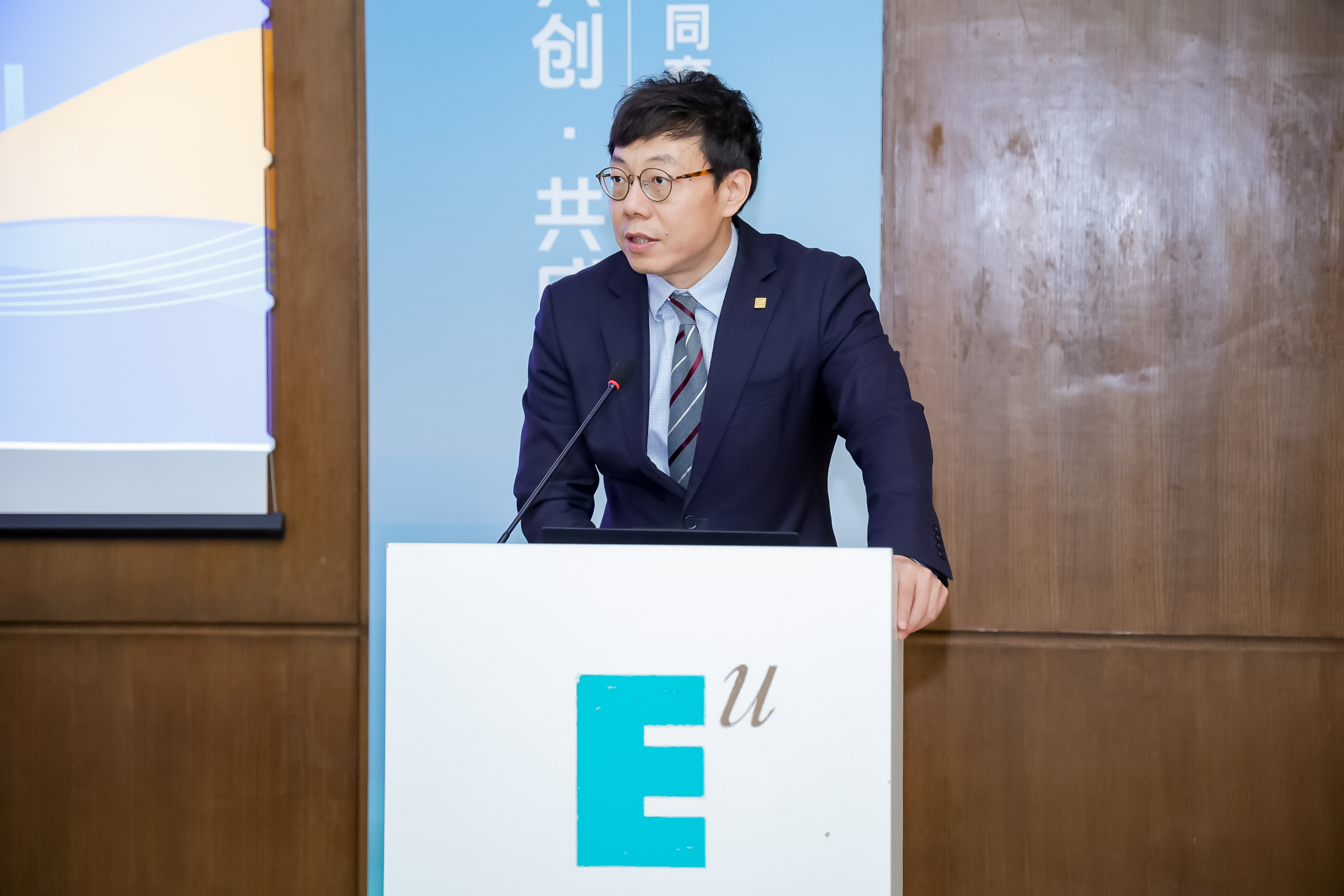 圖2 西安歐亞學(xué)院副校長李正主持論壇