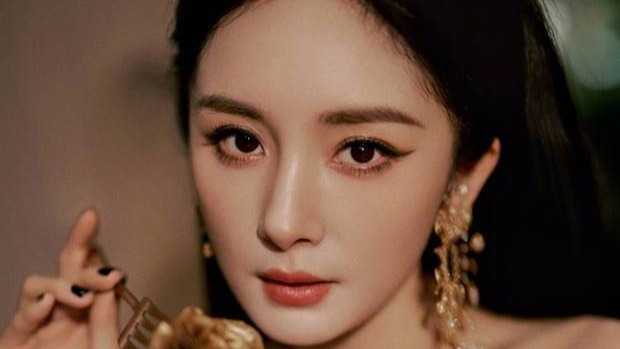 杨幂穿鎏金抹胸裙耀眼夺目 如金色曼陀罗魅力四射