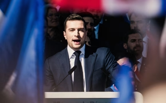 法国卢浮宫光天化日下被抢,反对派:无法容忍的耻辱