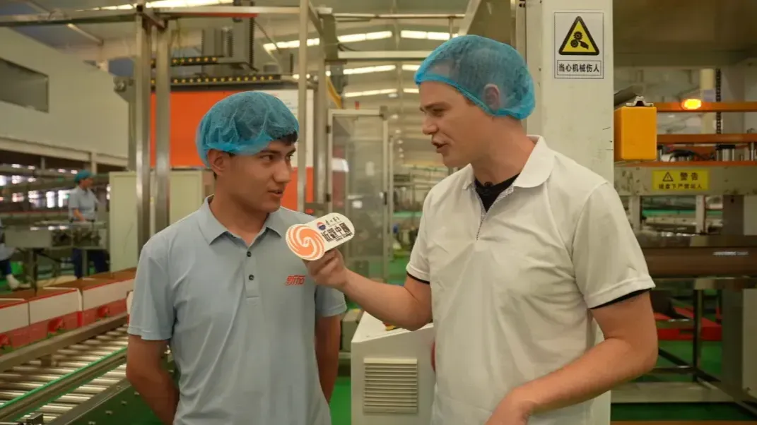 中国番茄被外媒抹黑，老外亲至新疆找真相，这里全是机械化和红火日子