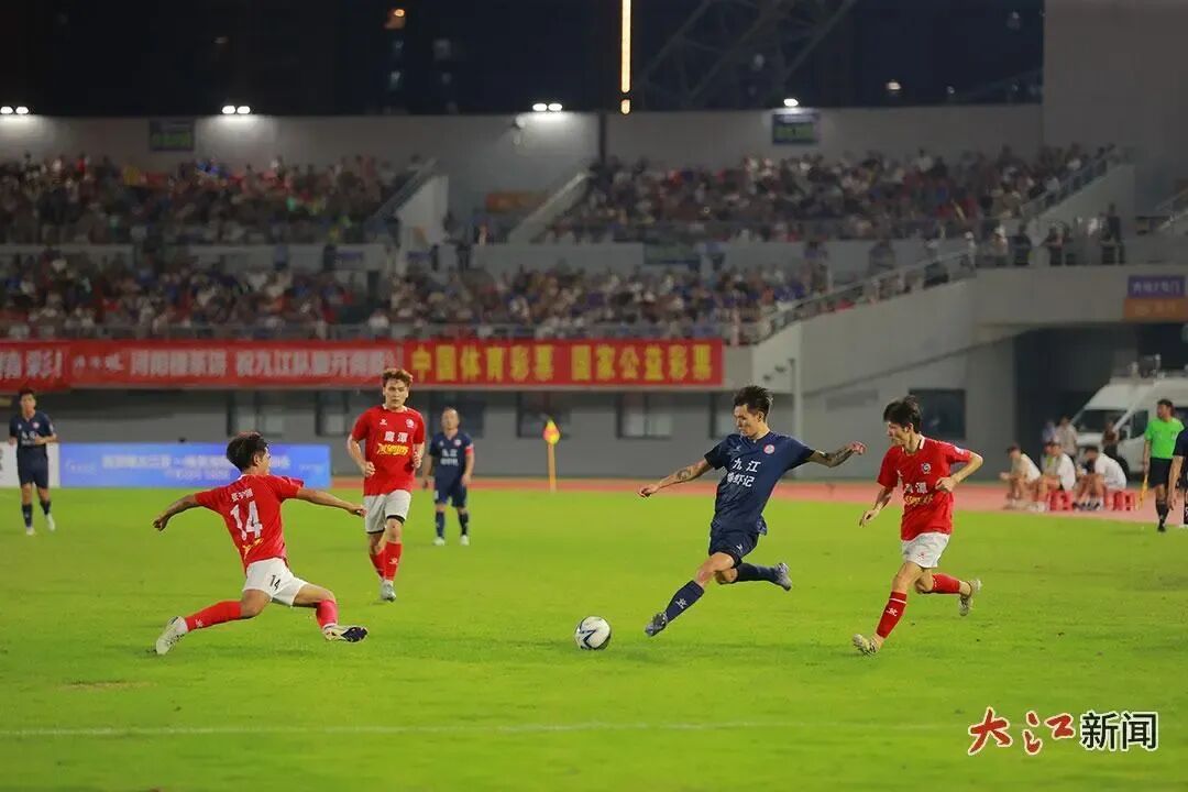 9月6日,九江队主场迎战鹰潭队,经过激烈比拼,九江队4:0战胜鹰潭队。双方队员积极争抢球权。江西日报全媒体记者 吴福清摄