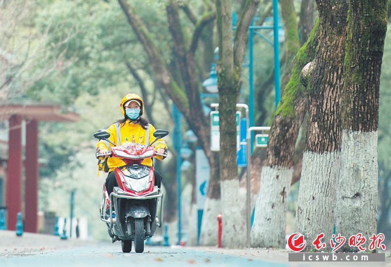 数据显示,目前全国外卖骑手已超1000万人。图为长沙街头一名送单途中的骑手。 长沙晚报全媒体记者 黄启晴 摄