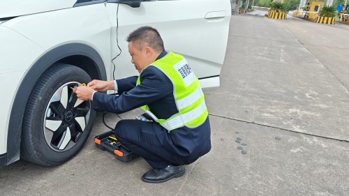 新余南收费站：故障小车拦路 收费员出手解围