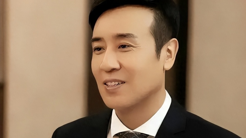 于和伟3岁丧父，吃姐姐的奶水长大，成名后为八个哥哥姐姐买房封面图