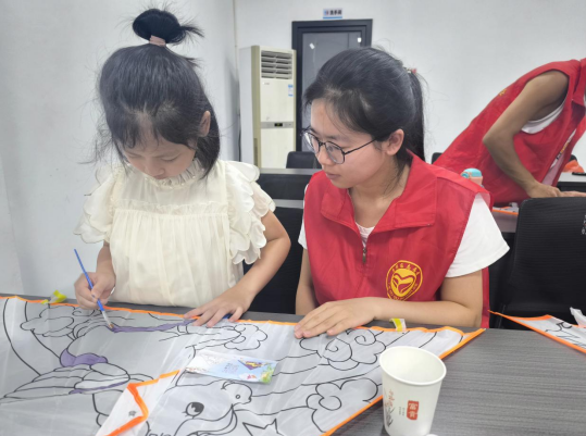 小学教育学院吴思羽在鹰潭市欣湾社区为留守儿童开设“暑期助学小课堂”