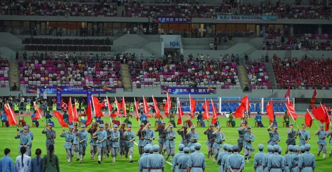 当足球遇上红色基因,赣州队主场迎战吉安队,现场4万多人合唱《十送红军》,嘹亮歌声响彻全场!图片来源:“江西宣传”微信公众号