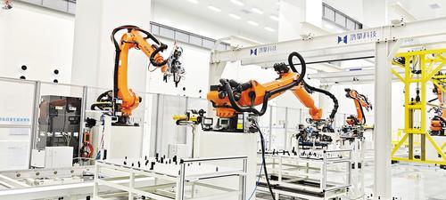 图为卫星智能制造中试基地内的生产线。本报见习记者 李畅摄