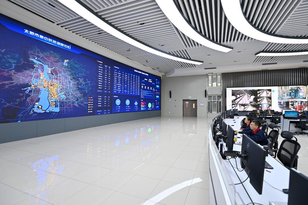 10月19日,工作人员在太原市集中供热调度中心监测供热情况。新华社记者 杨晨光 摄