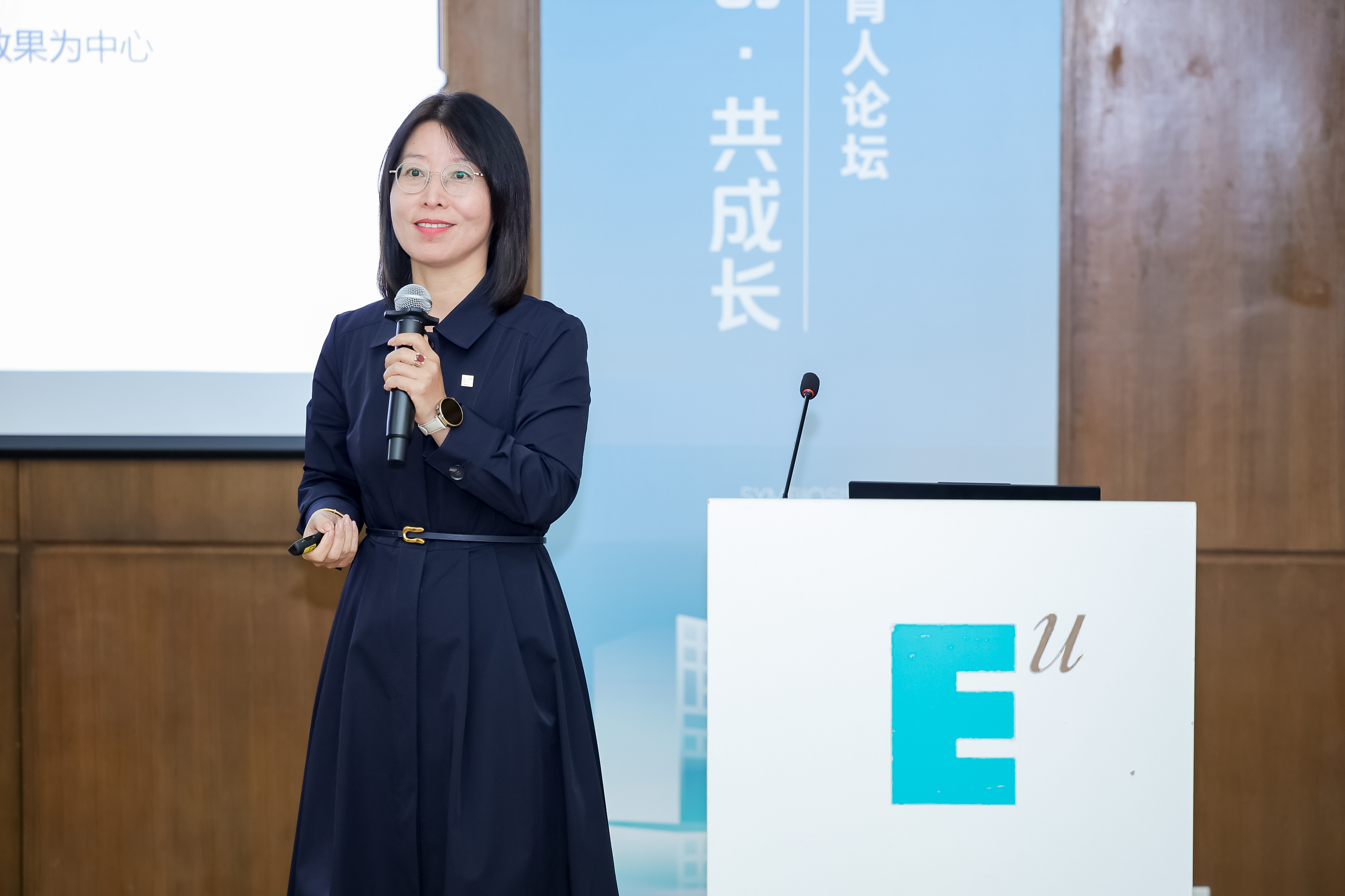 圖5 西安歐亞學(xué)院副校長張樂芳教授作報告