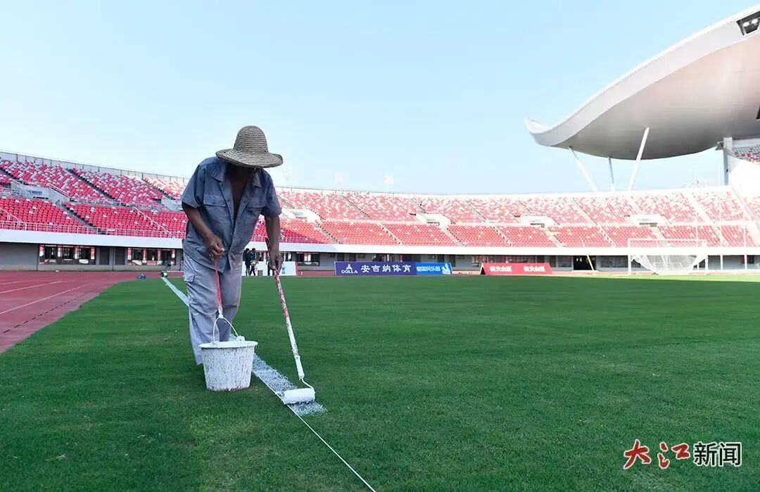 9月18日,江西省奥体中心体育场,工人正在为球场划边线。大江新闻 全媒体记者 王祺摄