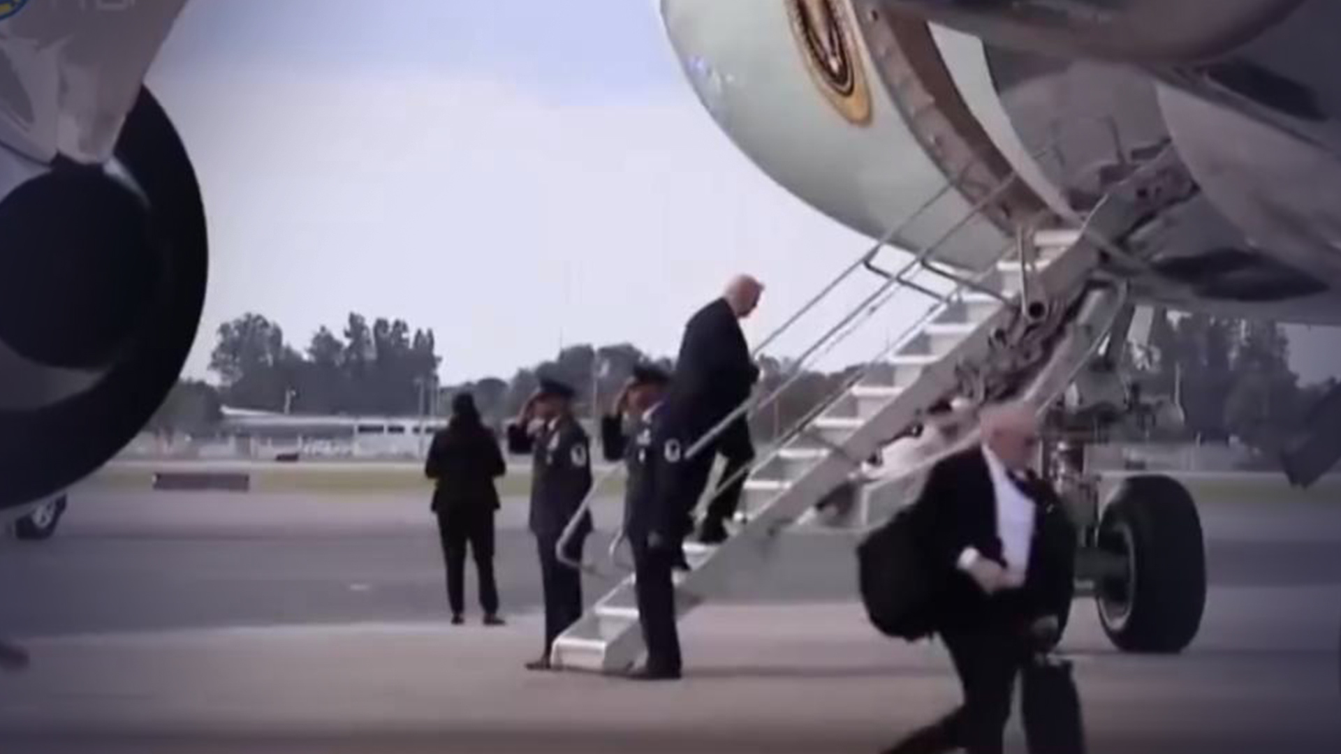 美媒爆特朗普疑似险遭暗杀，“他登机速度比平时更快”