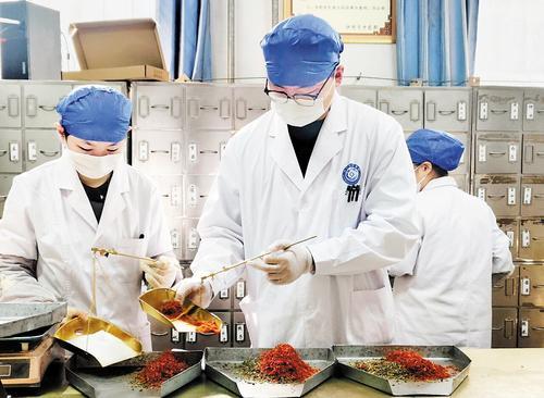10月17日，沙河市中医院中药房，中药师在按照智慧中药房系统传来的药方抓药。 张丽霞摄