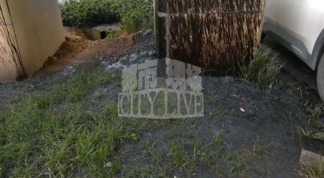 停在南昌洪腾高架附近的近20台汽车被“黑水”污染 施工方中铁三局被指不负责任