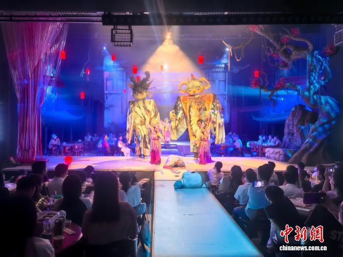 8月23日，在湖南长沙湘江剧场，观众围绕“工”字形舞台观看《聂小倩》。张雪盈　摄