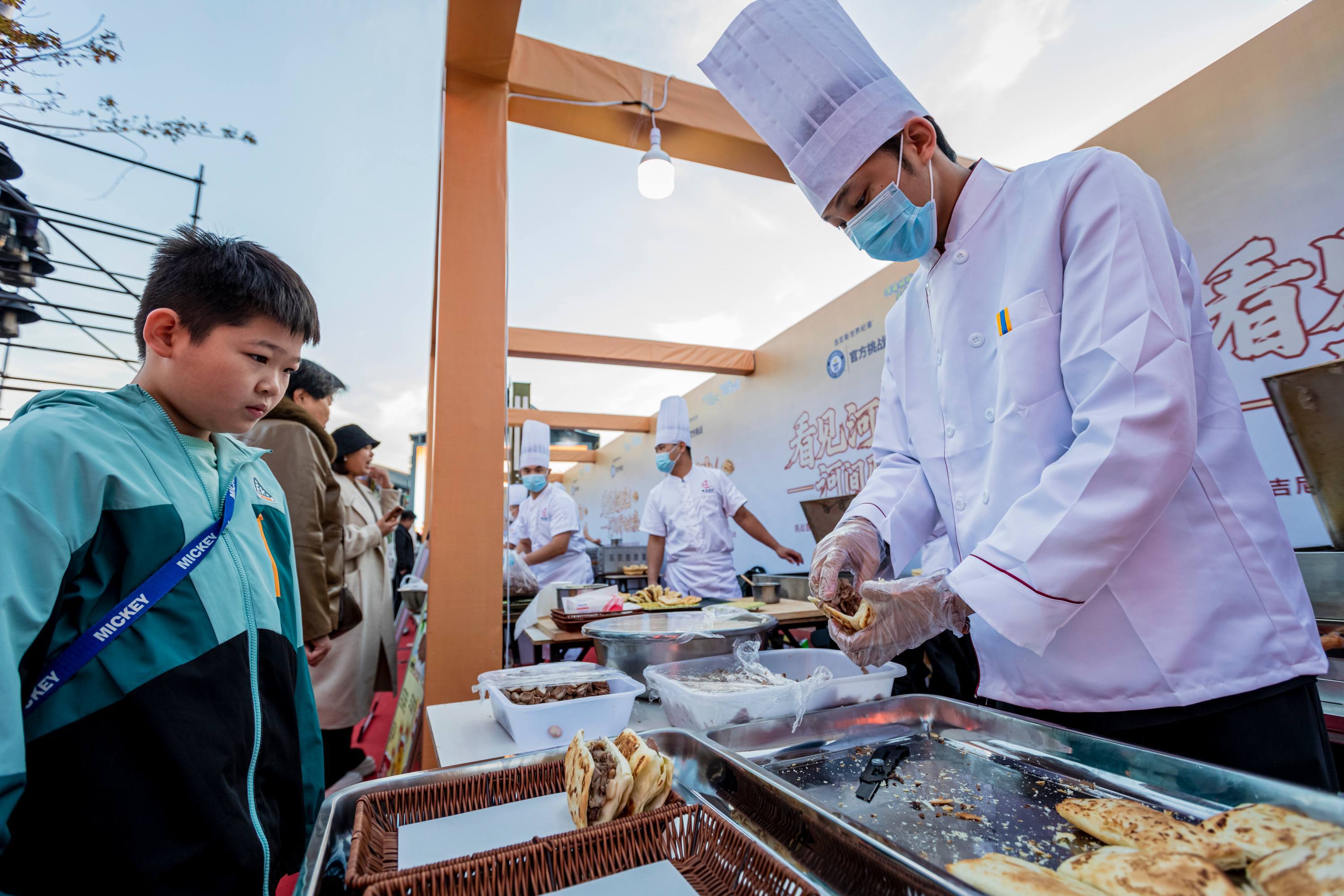 【组图】河北沧州：朗吟楼下驴肉火烧飘香