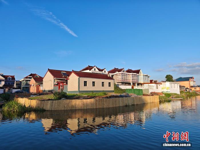 东罗村的临水民居。孙权 摄