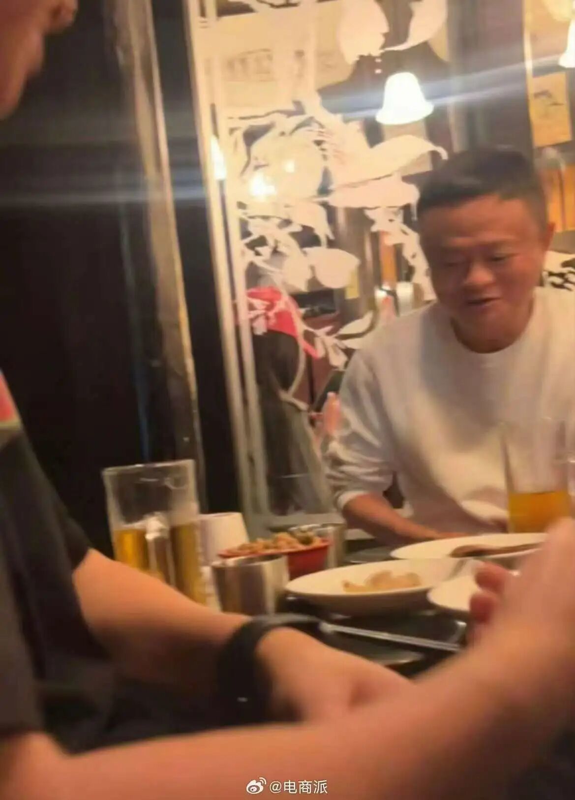 马云现身宁波与好友聚餐