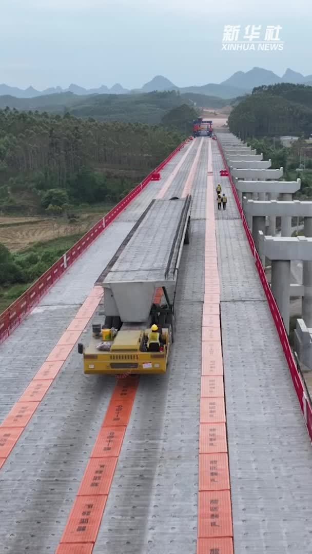 广西鱼宜高速金秋时节施工忙