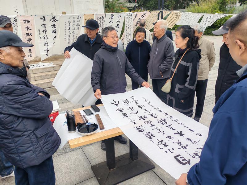 書畫展現場圍滿了社區老年書畫愛好者。